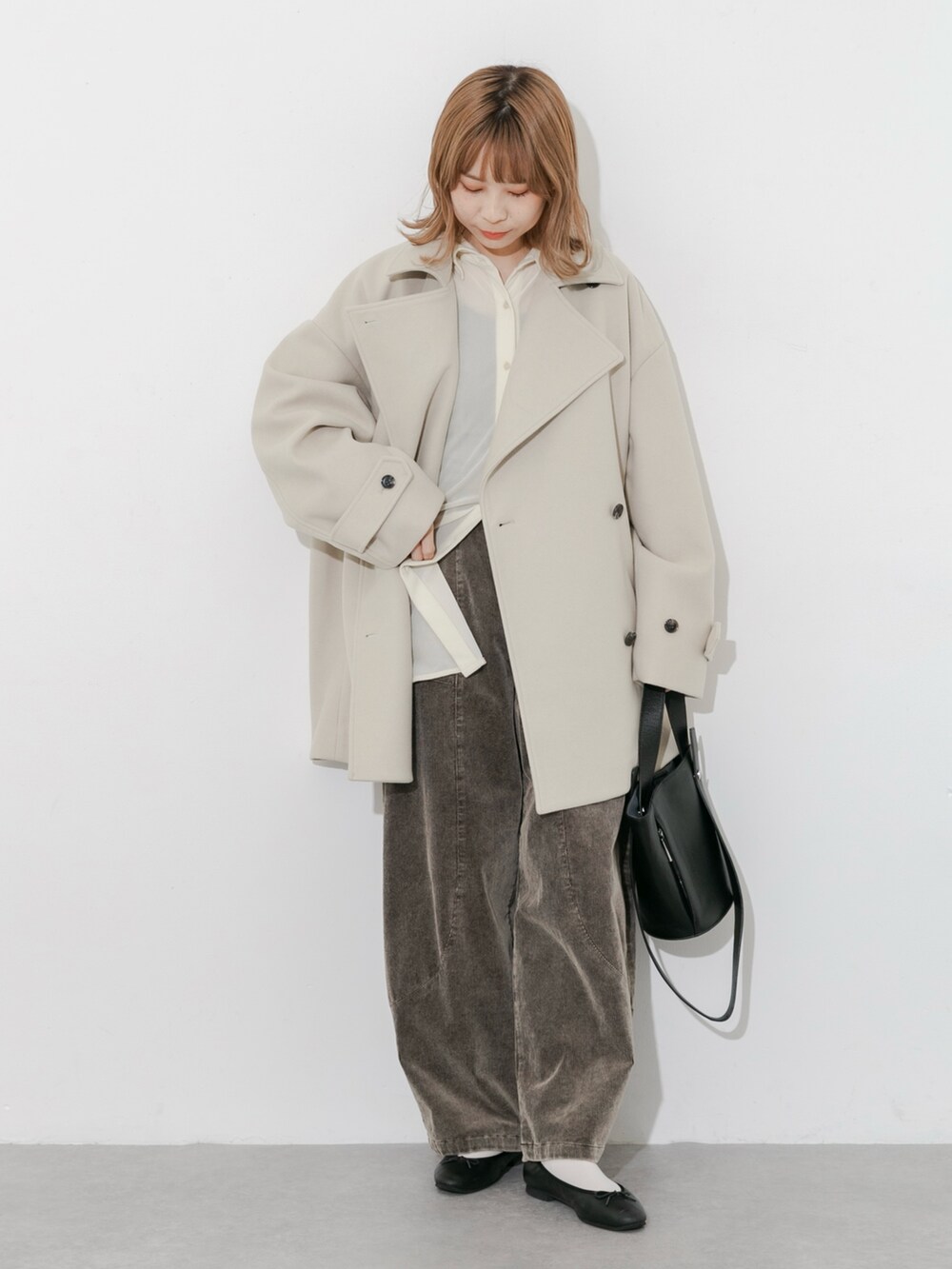 ホワイト系のシャツ/ブラウス、ブラウン系のその他パンツ、ベージュ系のその他アウターを着用したレディースの秋コーディネートの2枚目の写真