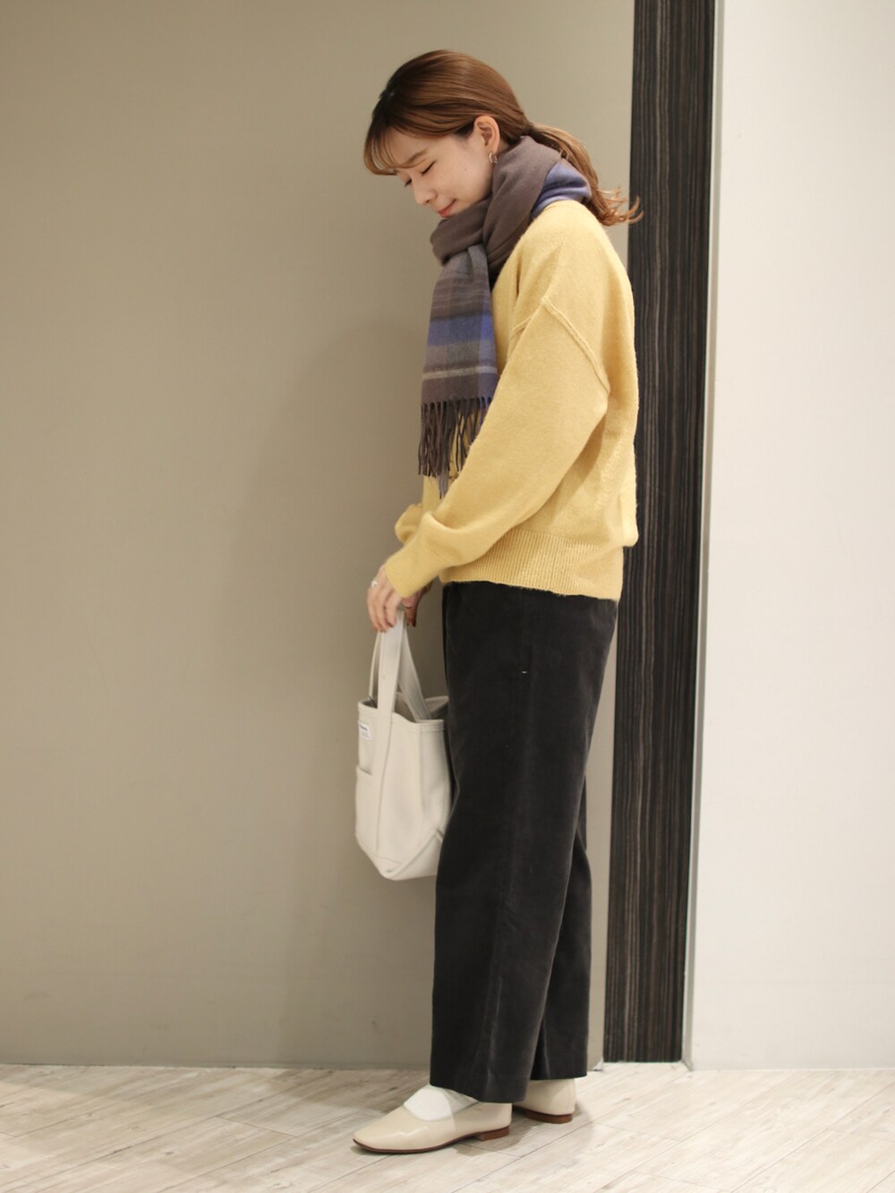 「イエロー、マフラー、コーデュロイパンツ、トートバッグ、カラーニット、orcival、URBAN RESEARCH DOORS、ニット、冬コーデ、チェックストール、大人カジュアル、休日スタイル、きれいめカジュアル、ワイドパンツ、フラットシューズ」｜「ORCIVALのメルトントートバッグ S（その他、ベージュ系）」を使った、anzuさん（レディース・158cm）の秋コーディネートの3枚目の写真