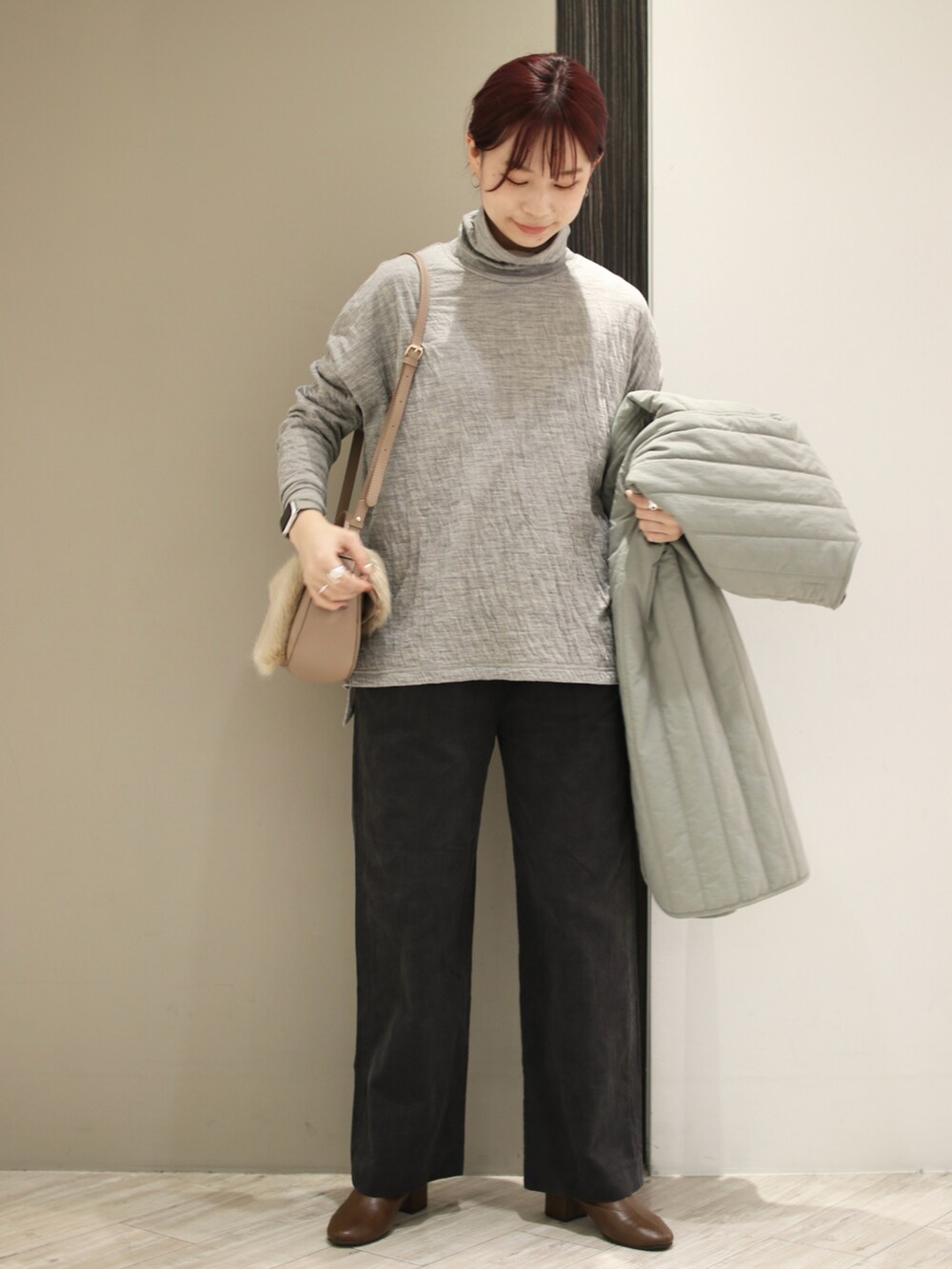 ブラウン系のブーツ、グレー系のその他パンツ、グレー系のTシャツ/カットソーを着用したレディースの冬コーディネートの2枚目の写真