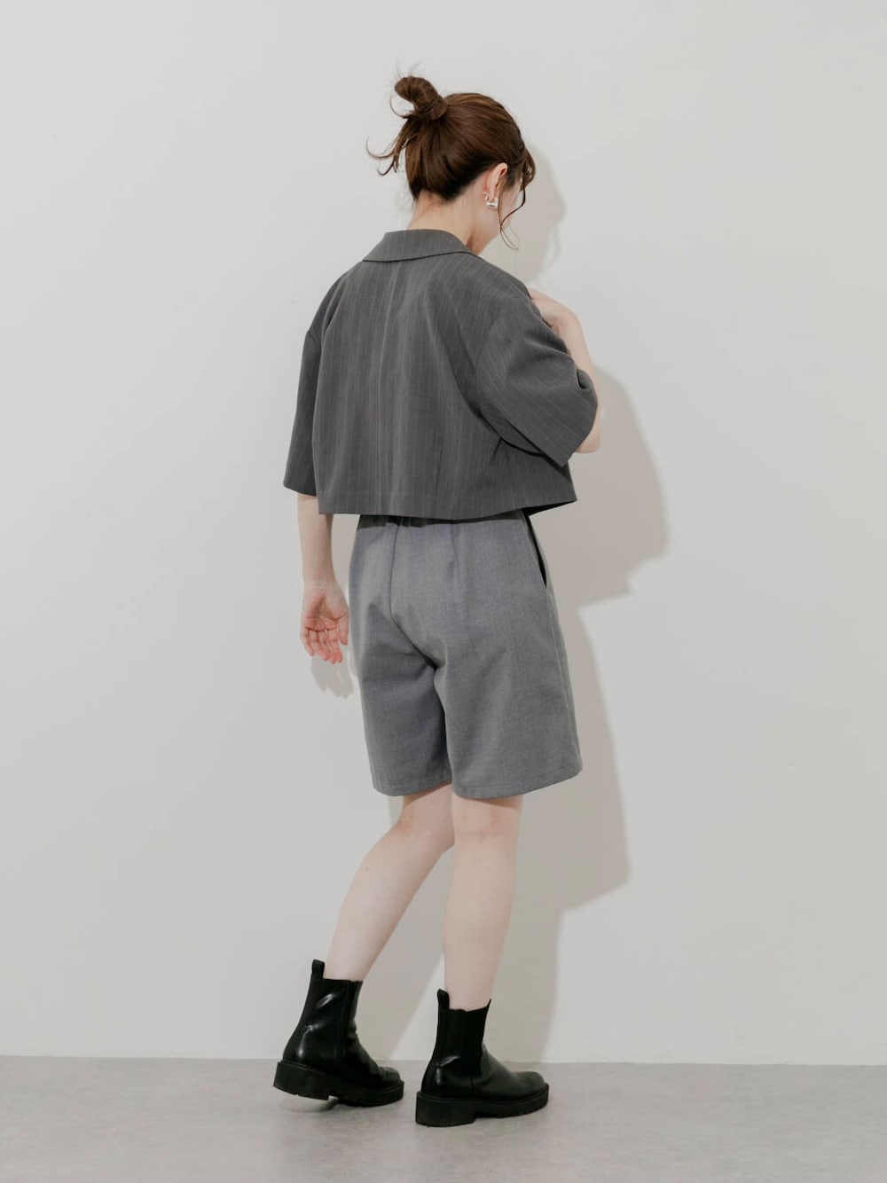 グレー系のその他パンツ、ホワイト系のタンクトップ、グレー系のその他アウターを着用したレディースの夏コーディネートの6枚目の写真