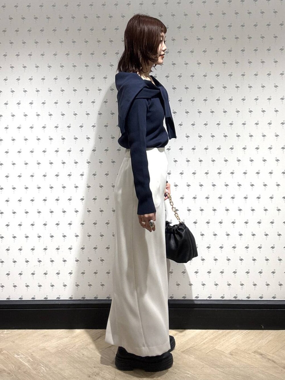 ブラック系のショルダーバッグ、ブルー系のカーディガン/ボレロ、ブルー系のニット/セーターを着用したレディースの冬コーディネートの3枚目の写真