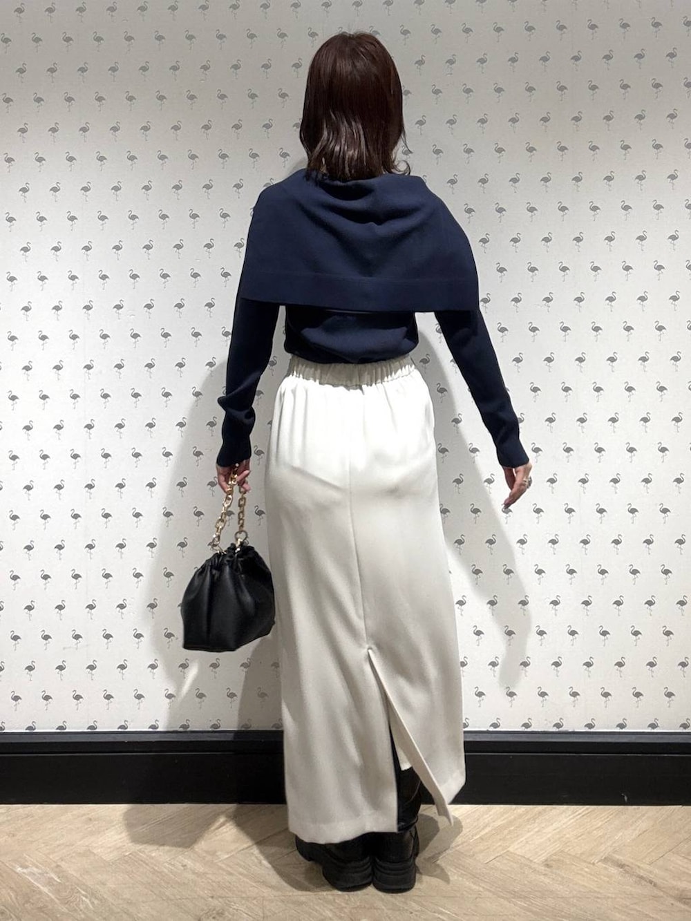 ブラック系のショルダーバッグ、ブルー系のカーディガン/ボレロ、ブルー系のニット/セーターを着用したレディースの冬コーディネートの4枚目の写真