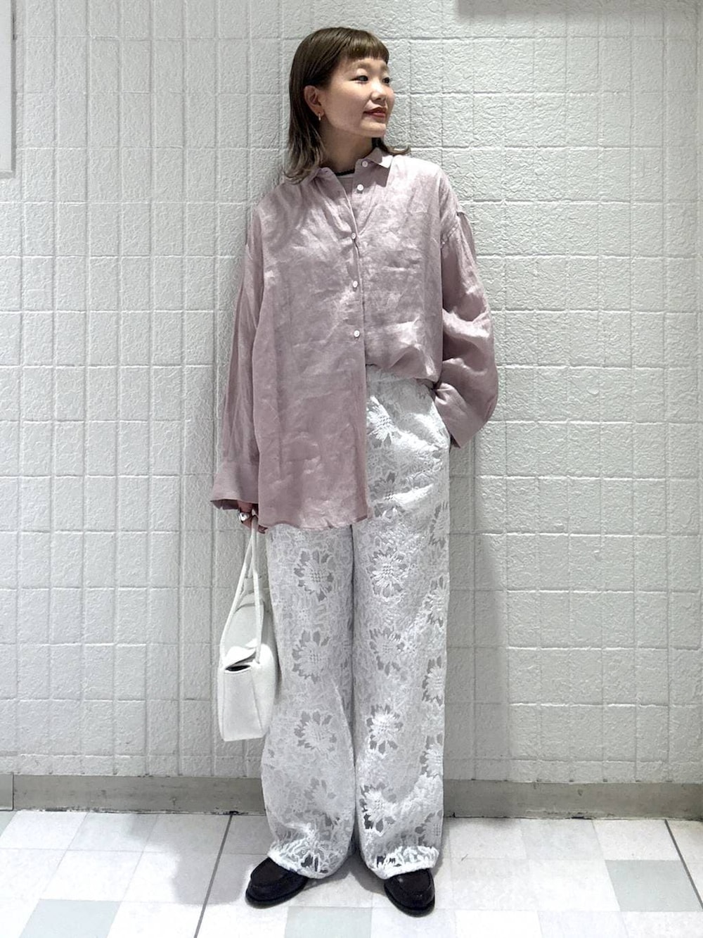 ピンク系のシャツ/ブラウス、ホワイト系のショルダーバッグ、ホワイト系のその他パンツを着用したレディースの春コーディネートの2枚目の写真