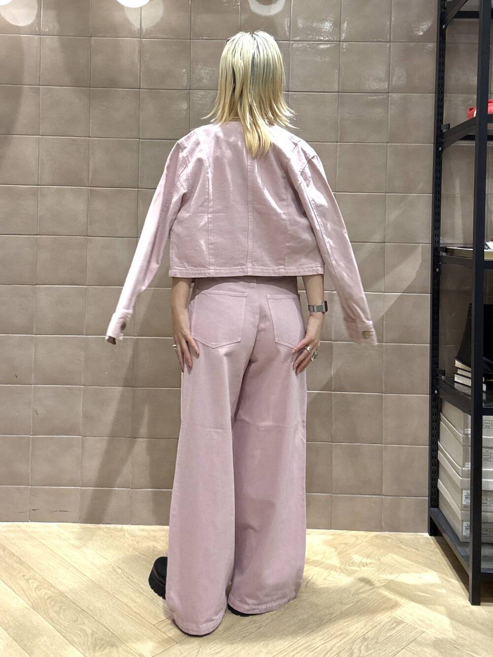 ブラック系のスリッポン、ホワイト系のTシャツ/カットソー、ピンク系のデニムパンツを着用したレディースの夏コーディネートの7枚目の写真