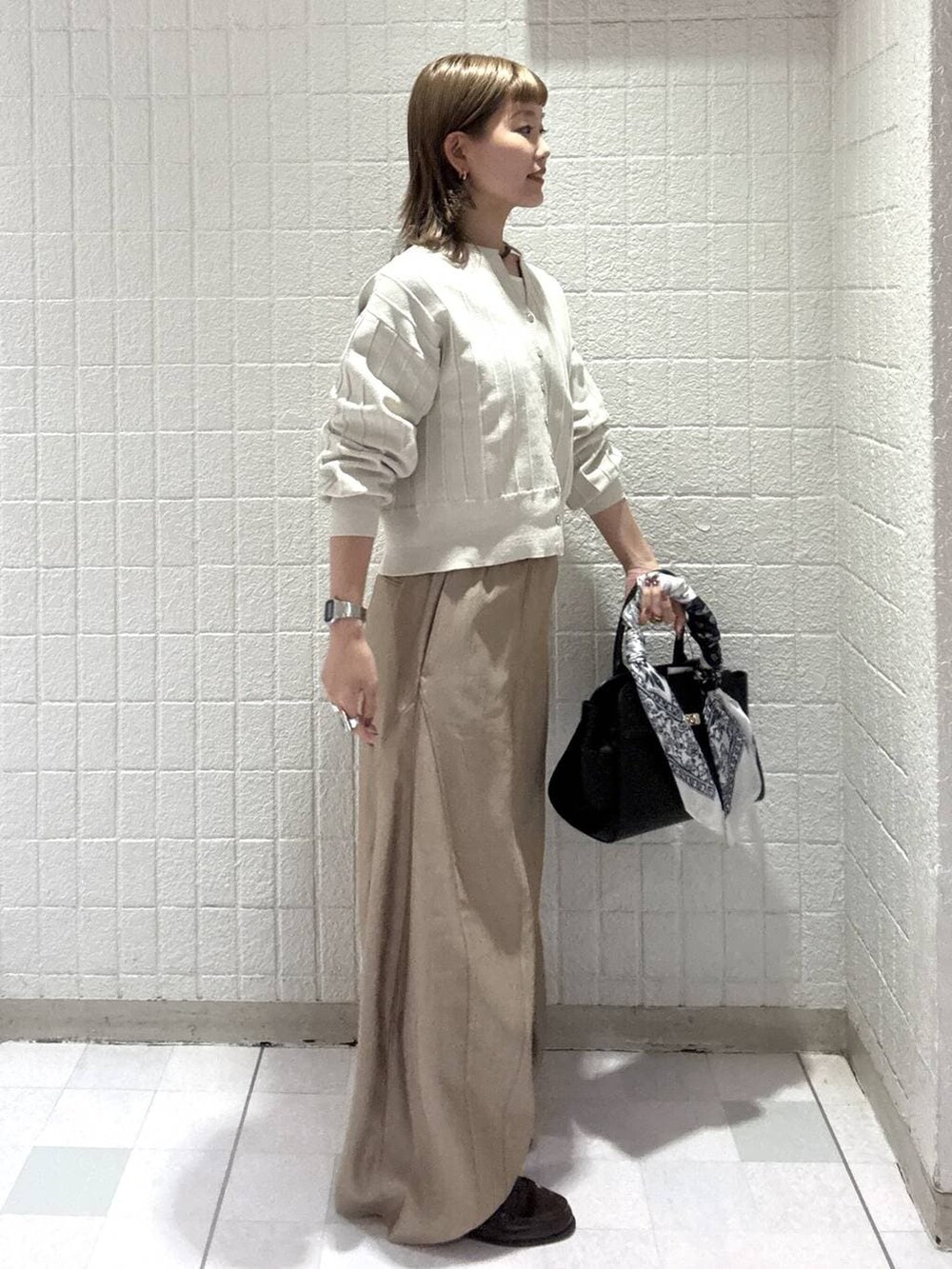 ホワイト系のカーディガン/ボレロ、ベージュ系のその他パンツ、ブラック系のショルダーバッグを着用したレディースの春コーディネートの3枚目の写真