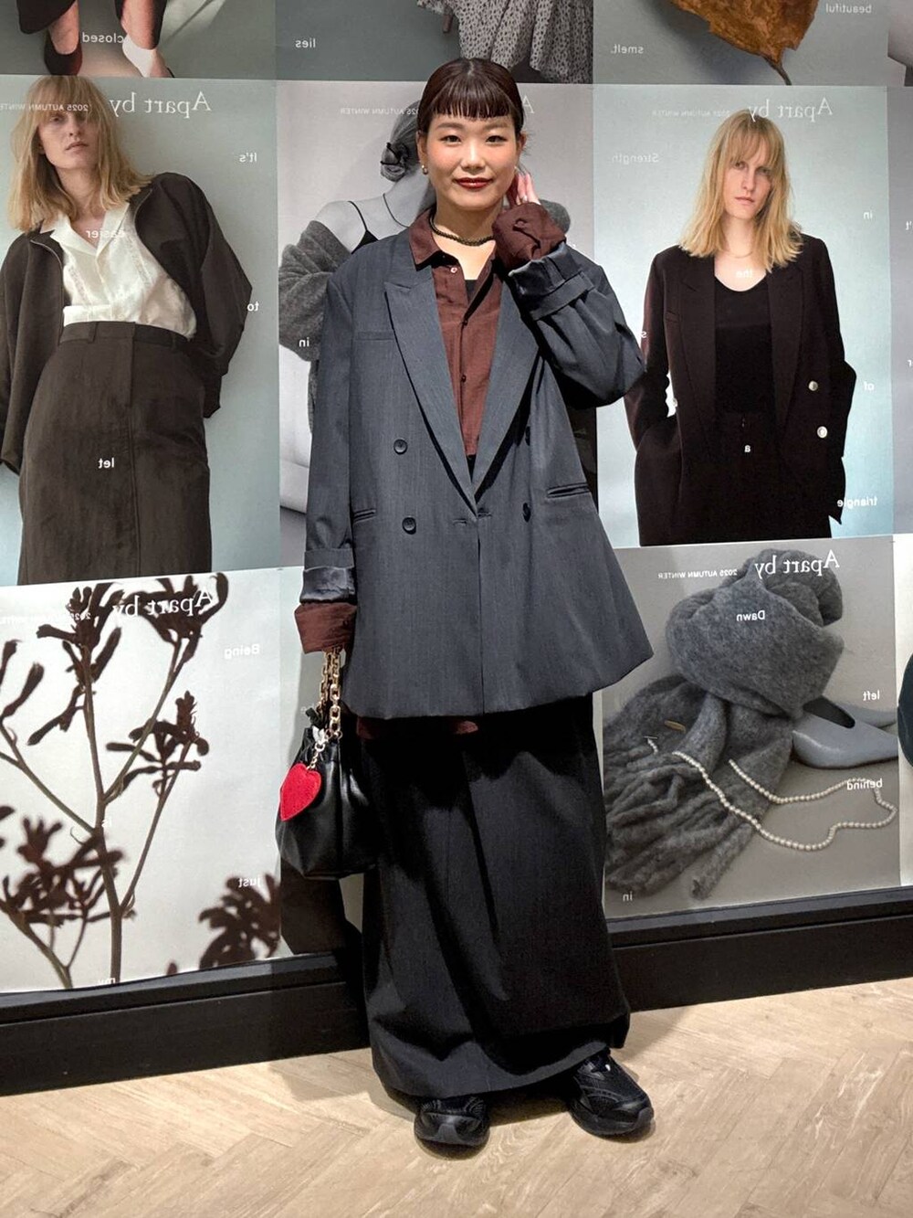 ブラック系のショルダーバッグ、グレー系のスカート、グレー系のテーラードジャケットを着用したレディースの秋コーディネートの2枚目の写真