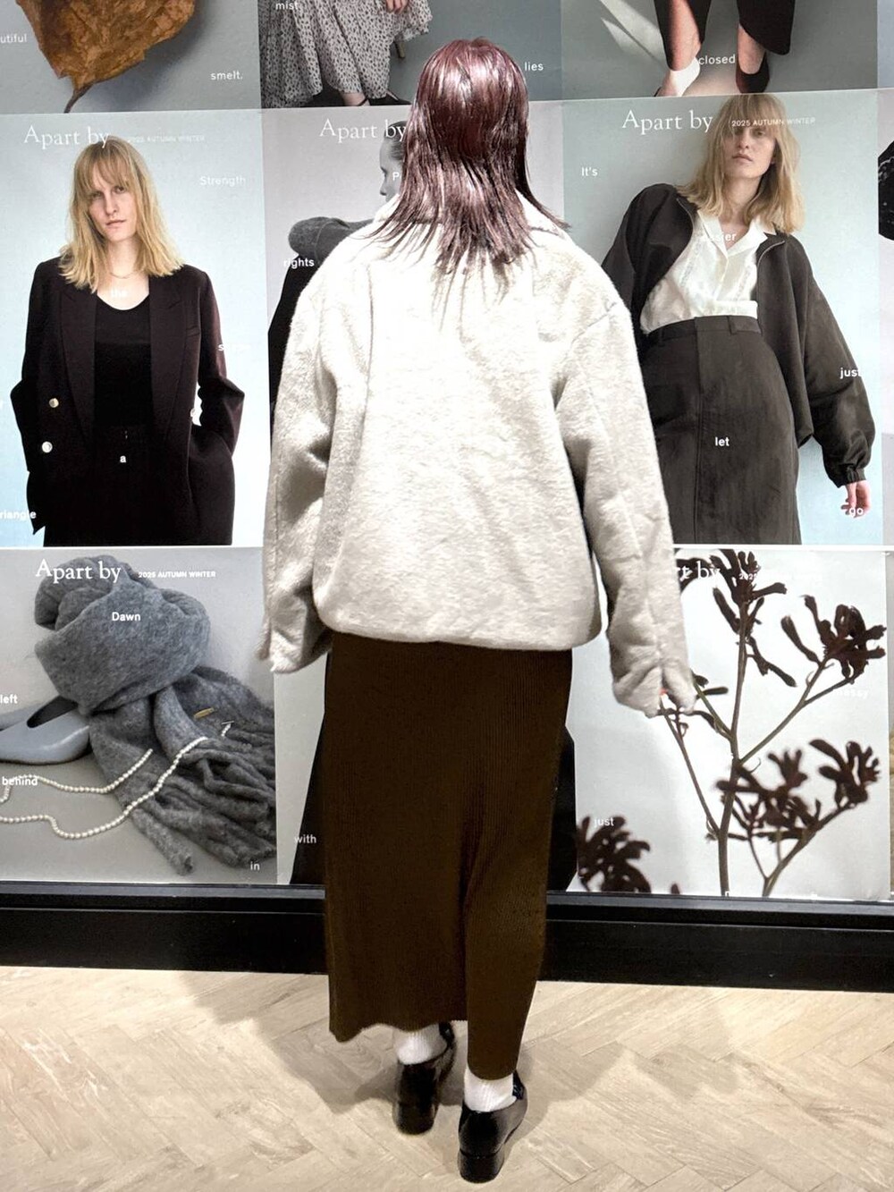 ブラック系のローファー、ブラウン系のスカート、ホワイト系のTシャツ/カットソーを着用したレディースの秋コーディネートの4枚目の写真