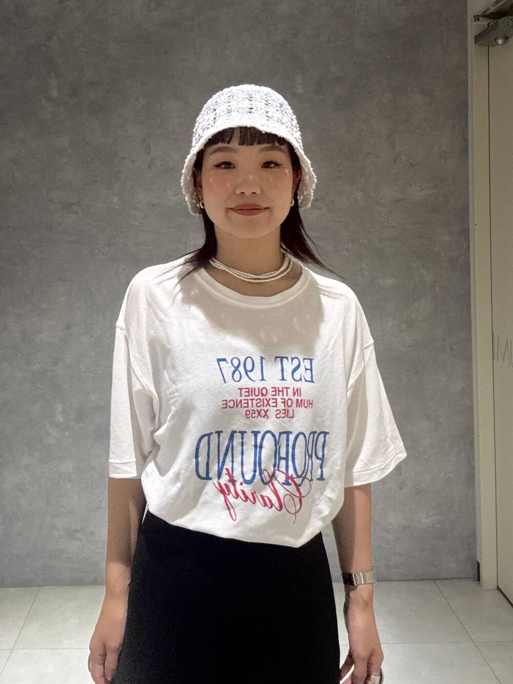 ブラック系のサンダル、ブラック系のスラックス、ホワイト系のTシャツ/カットソーを着用したレディースの夏コーディネートの5枚目の写真