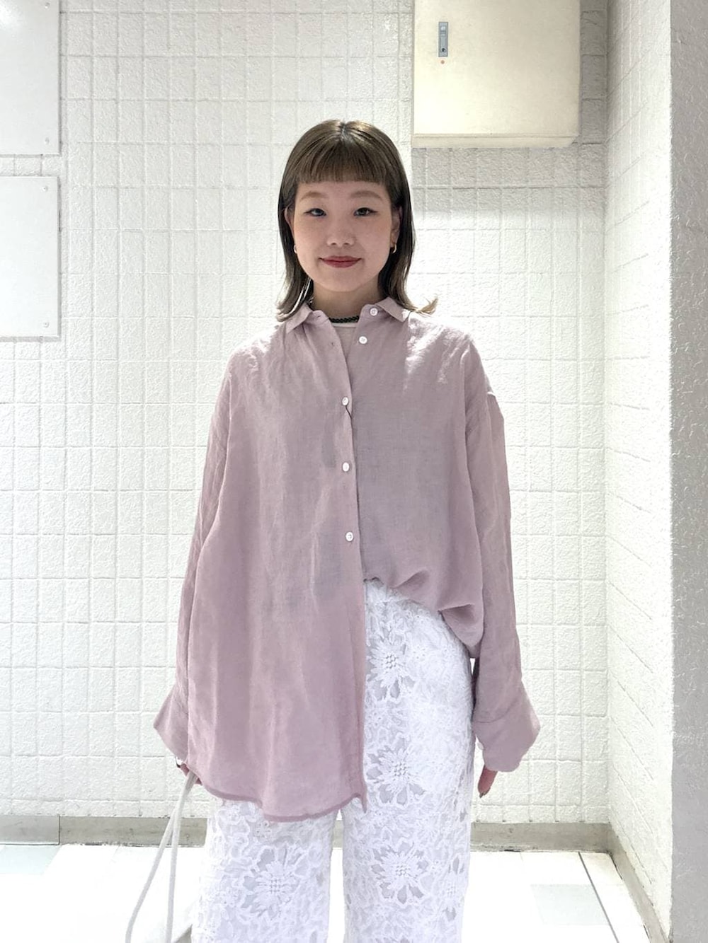 ピンク系のシャツ/ブラウス、ホワイト系のショルダーバッグ、ホワイト系のその他パンツを着用したレディースの春コーディネートの6枚目の写真