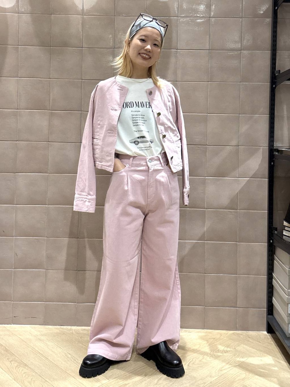 ブラック系のスリッポン、ホワイト系のTシャツ/カットソー、ピンク系のデニムパンツを着用したレディースの夏コーディネートの4枚目の写真