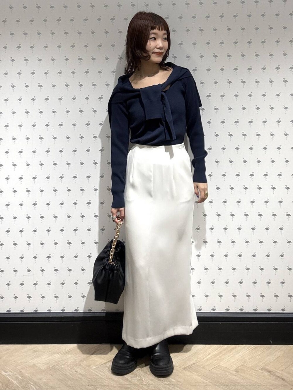 ブラック系のショルダーバッグ、ブルー系のカーディガン/ボレロ、ブルー系のニット/セーターを着用したレディースの冬コーディネートの5枚目の写真