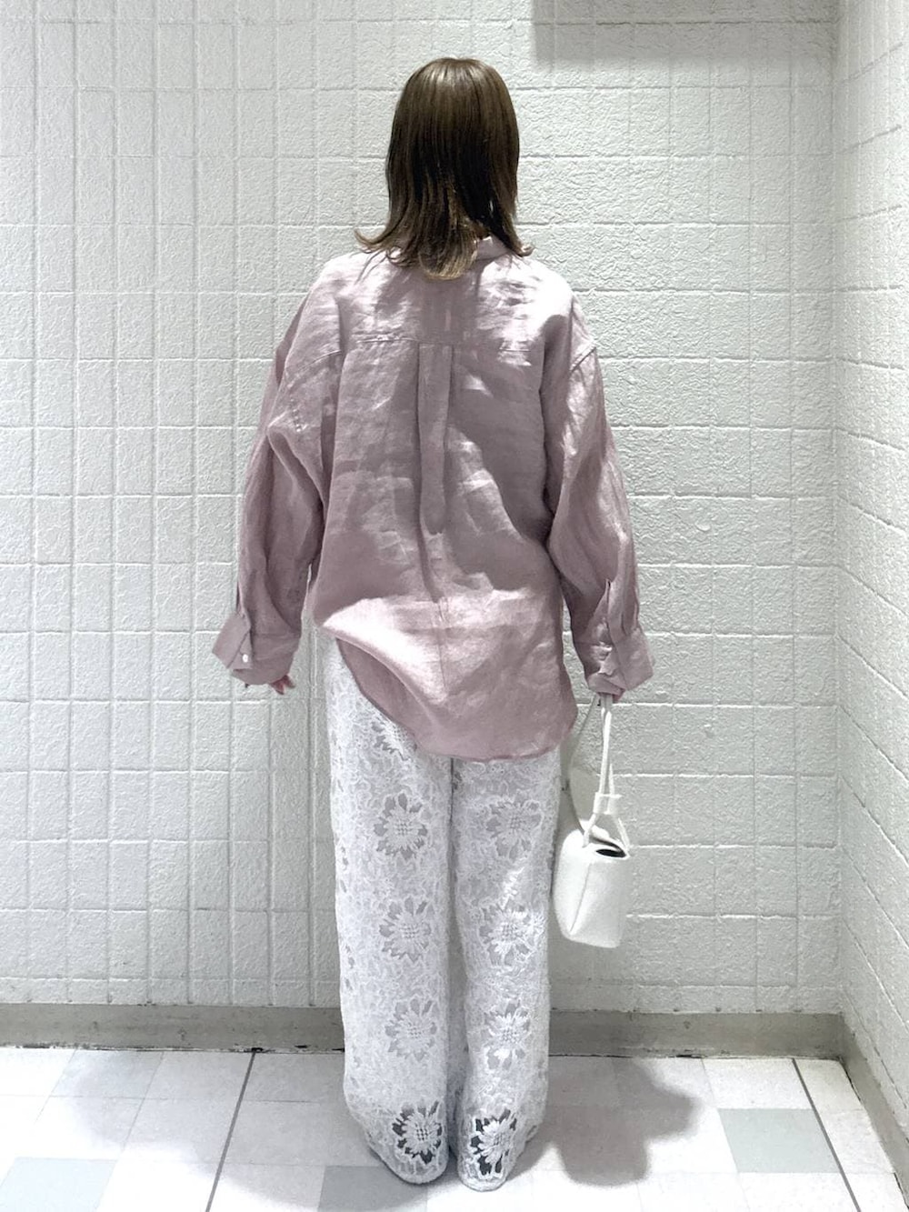 ピンク系のシャツ/ブラウス、ホワイト系のショルダーバッグ、ホワイト系のその他パンツを着用したレディースの春コーディネートの4枚目の写真