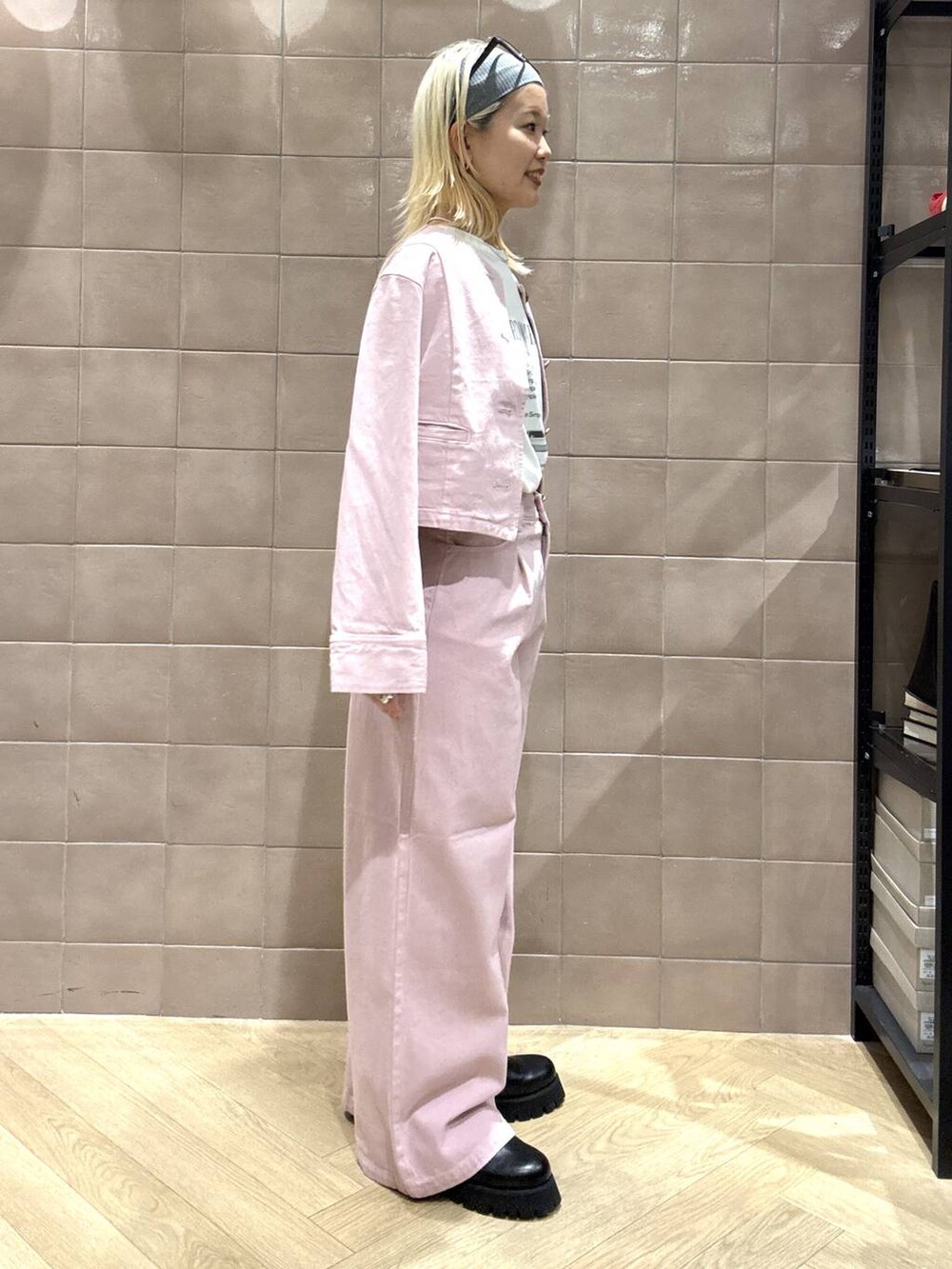 ブラック系のスリッポン、ホワイト系のTシャツ/カットソー、ピンク系のデニムパンツを着用したレディースの夏コーディネートの6枚目の写真