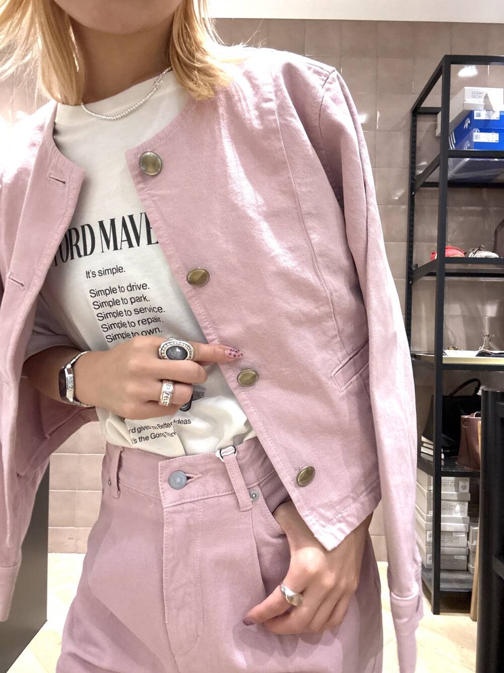 ブラック系のスリッポン、ホワイト系のTシャツ/カットソー、ピンク系のデニムパンツを着用したレディースの夏コーディネートの2枚目の写真