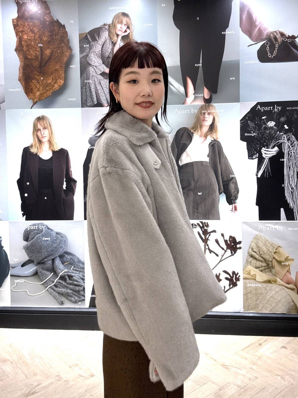 ブラック系のローファー、ブラウン系のスカート、ホワイト系のTシャツ/カットソーを着用したレディースの秋コーディネートの7枚目の写真