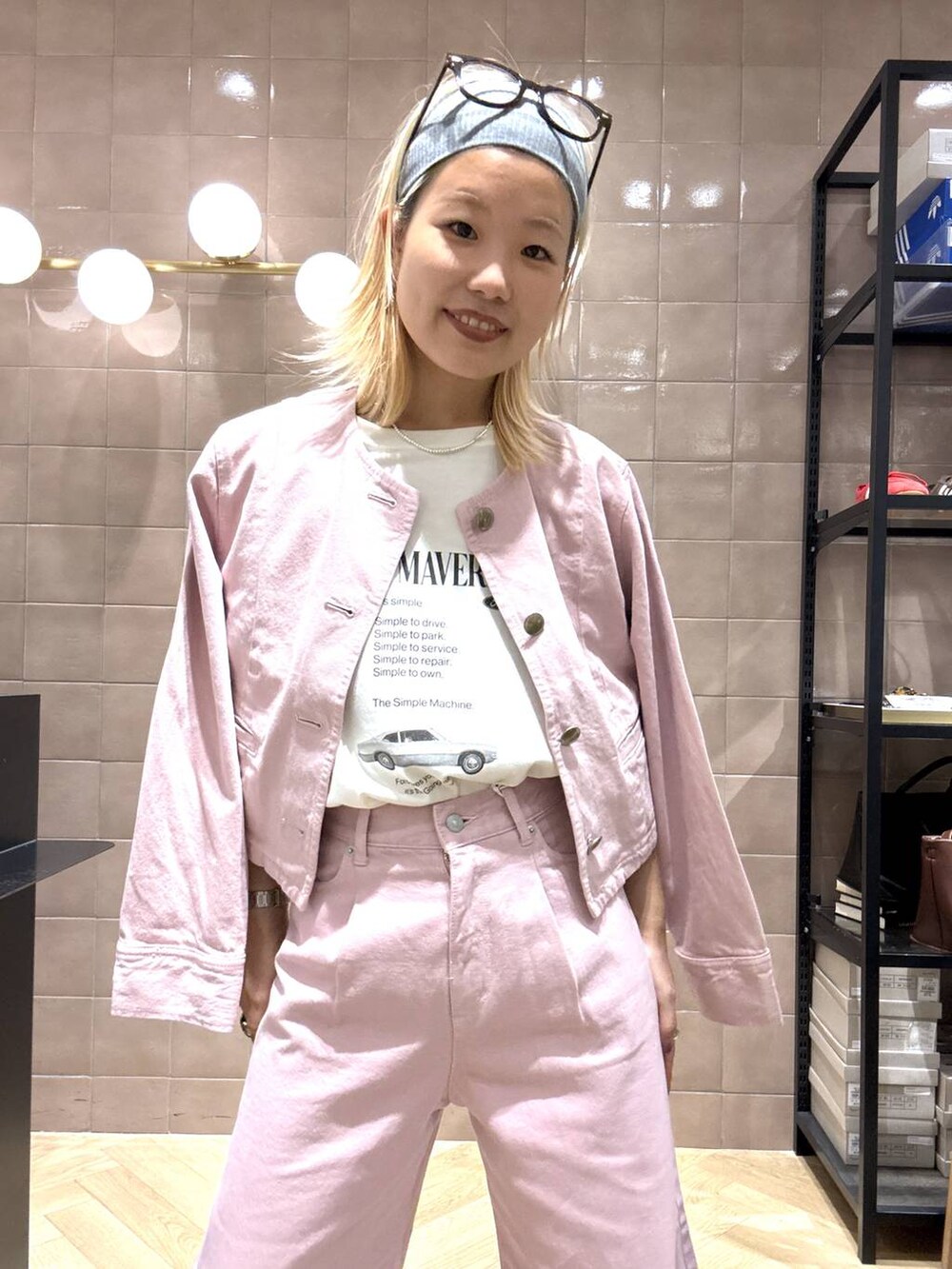 ブラック系のスリッポン、ホワイト系のTシャツ/カットソー、ピンク系のデニムパンツを着用したレディースの夏コーディネートの3枚目の写真