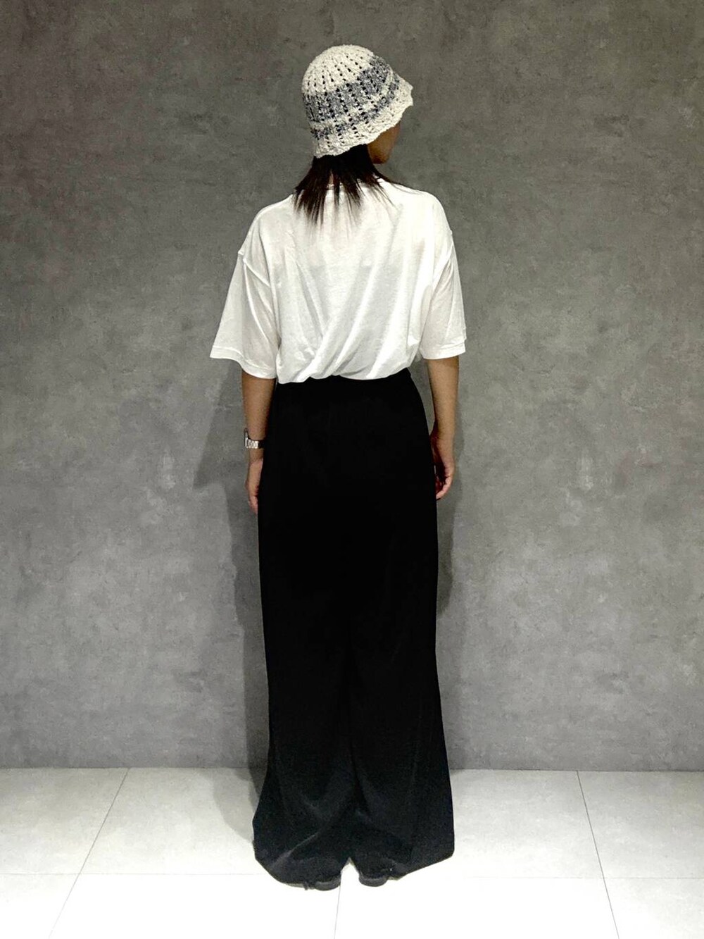 ブラック系のサンダル、ブラック系のスラックス、ホワイト系のTシャツ/カットソーを着用したレディースの夏コーディネートの3枚目の写真