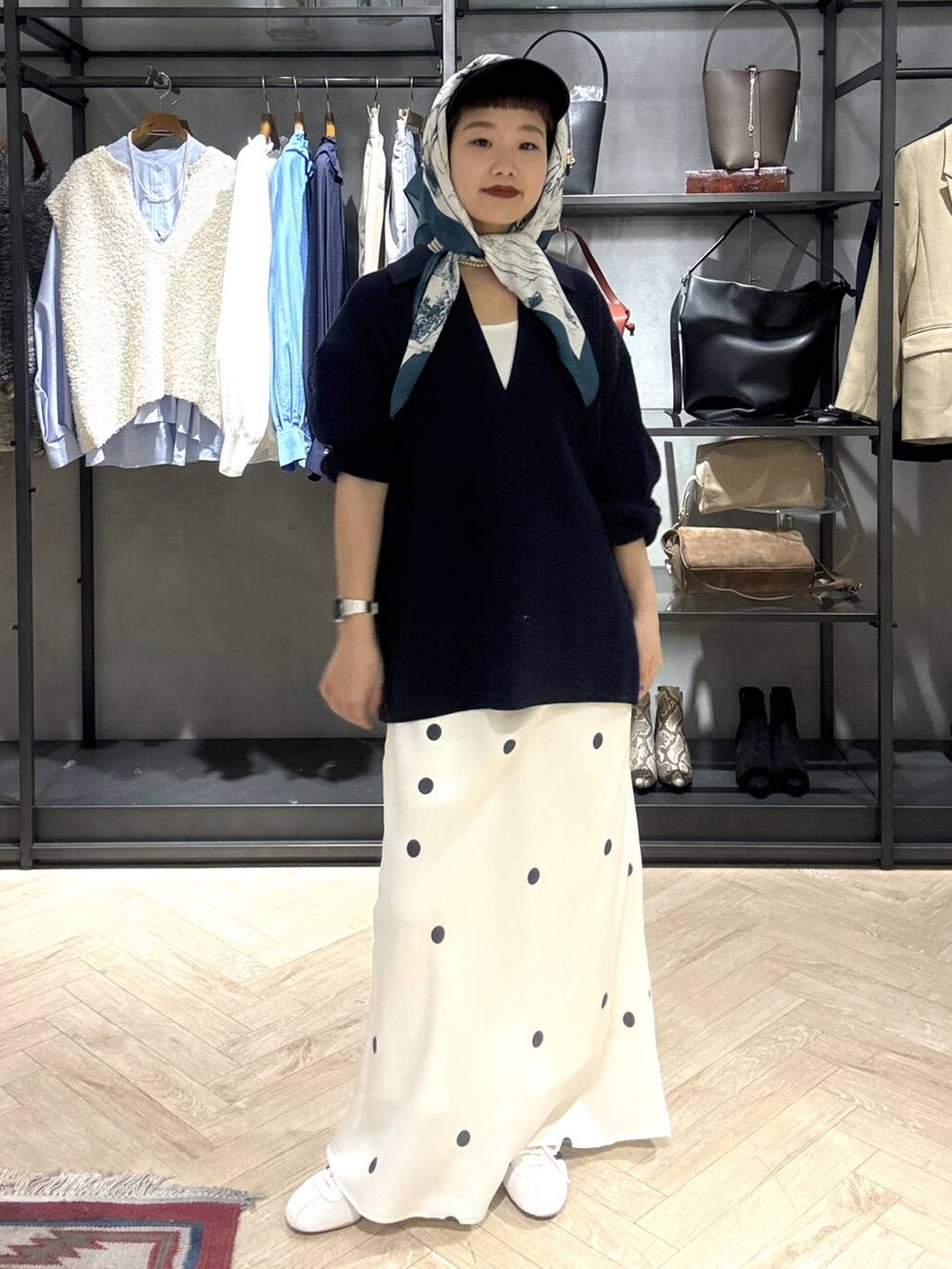 ホワイト系のスニーカー、ブルー系のニット/セーター、ホワイト系のスカートを着用したレディースの冬コーディネートの3枚目の写真