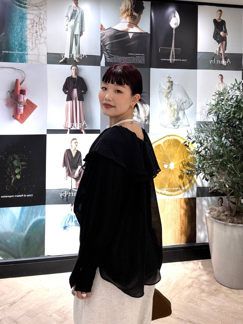 ブラック系のシャツ/ブラウス、グレー系のスウェットパンツ、イエロー系のショルダーバッグを着用したレディースの夏コーディネートの6枚目の写真