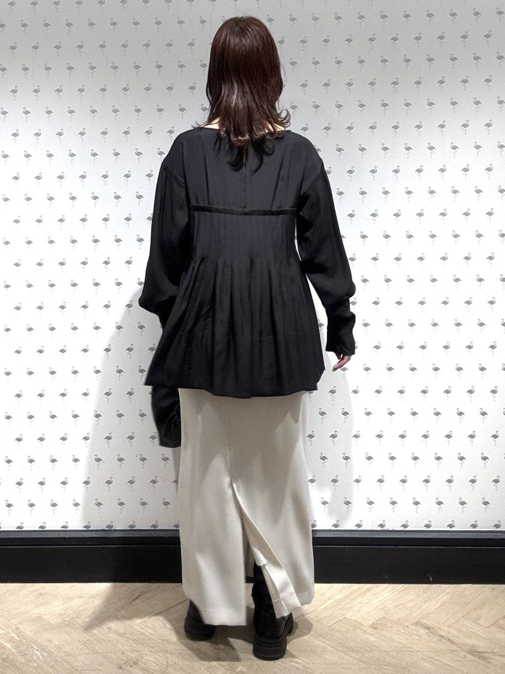 ブラック系のショルダーバッグ、ブラック系のシャツ/ブラウス、ホワイト系のスカートを着用したレディースの冬コーディネートの4枚目の写真