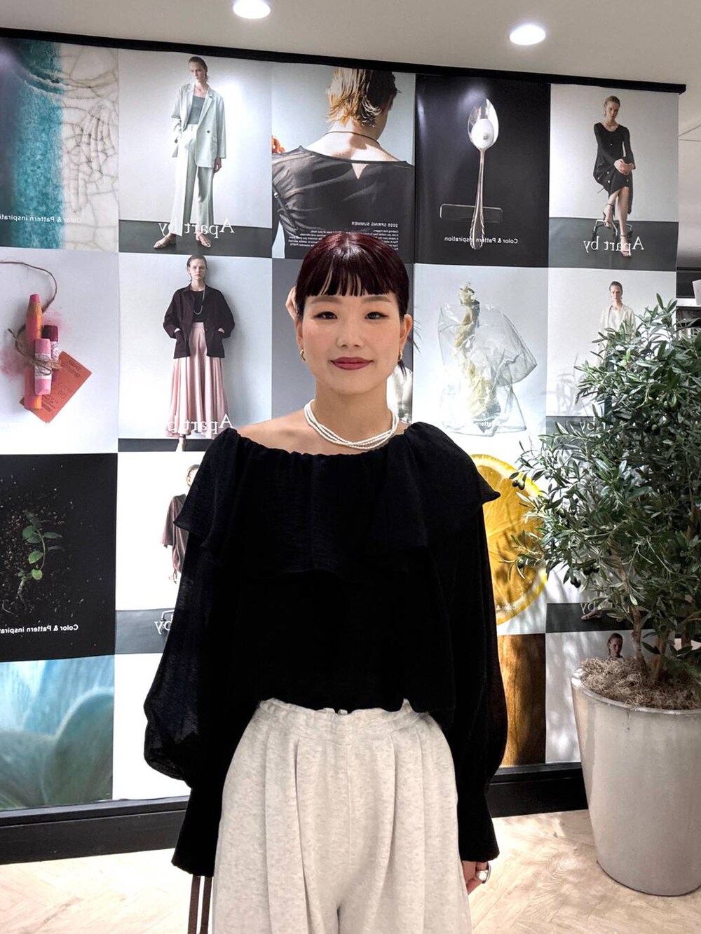 ブラック系のシャツ/ブラウス、グレー系のスウェットパンツ、イエロー系のショルダーバッグを着用したレディースの夏コーディネートの5枚目の写真