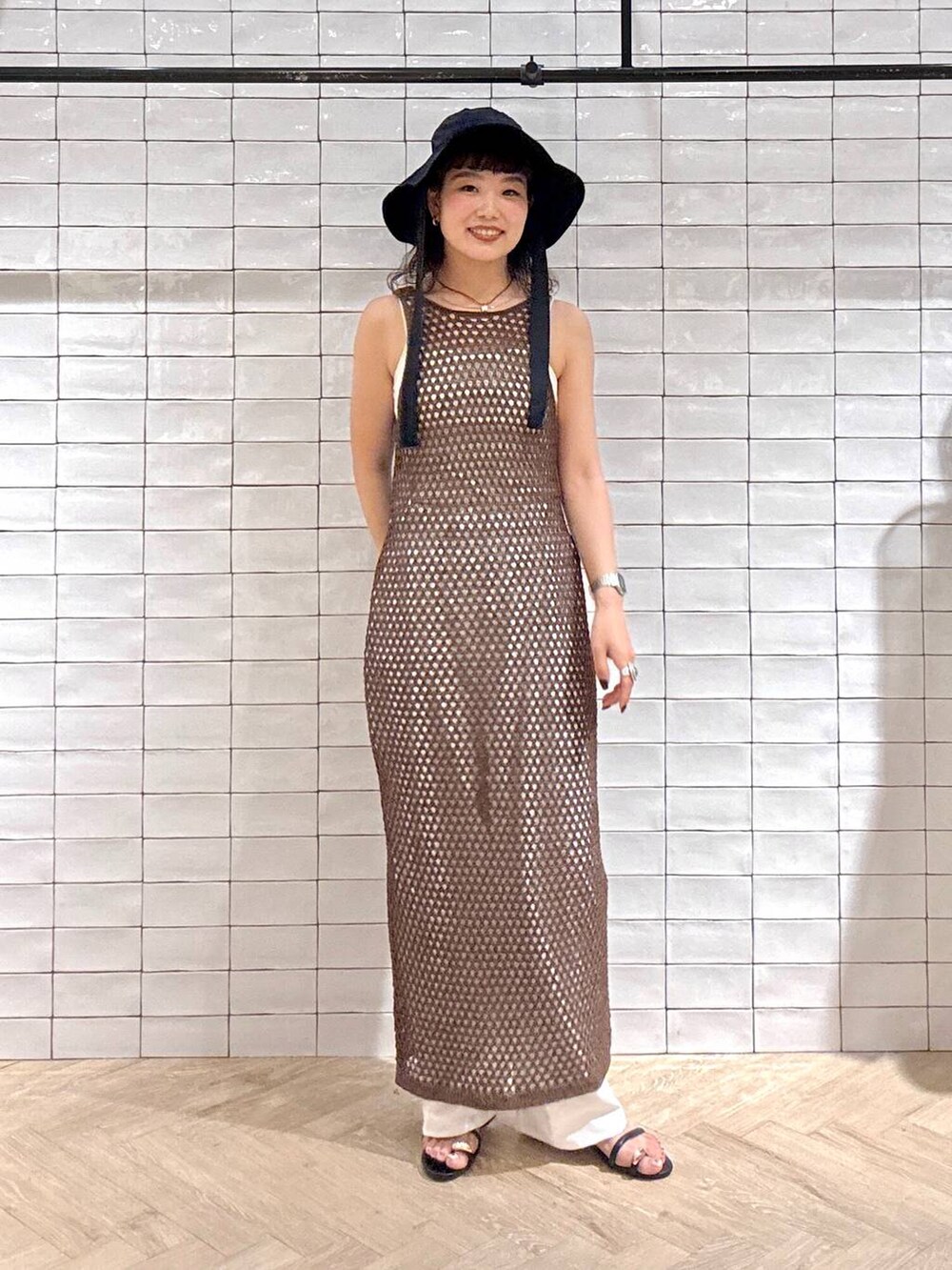 ブラック系のサンダル、ホワイト系のその他パンツ、ブラウン系のワンピースを着用したレディースの春コーディネートの4枚目の写真