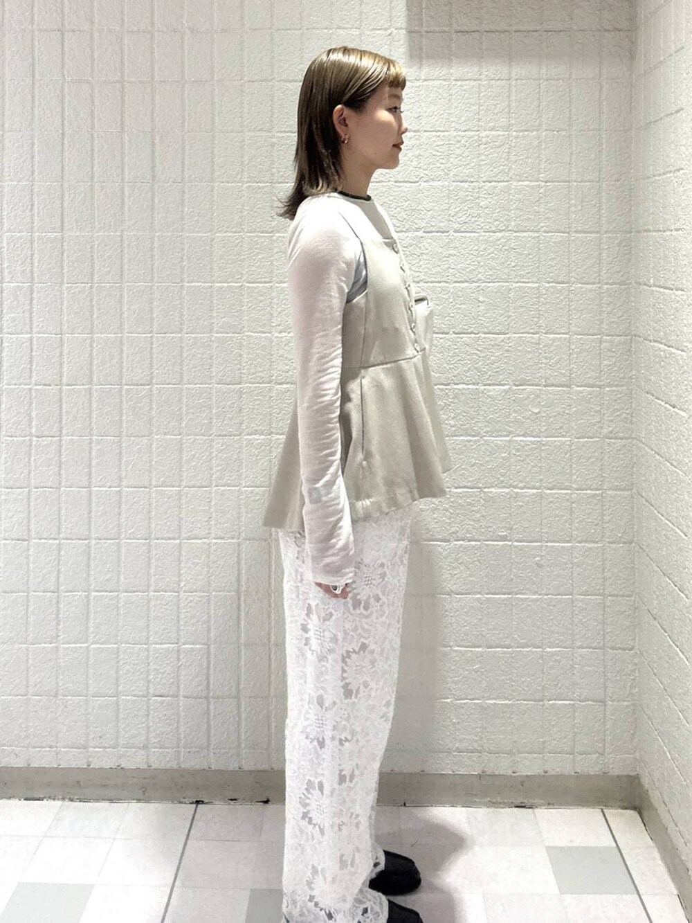 ベージュ系のベスト、ホワイト系のTシャツ/カットソー、ホワイト系のショルダーバッグを着用したレディースの春コーディネートの3枚目の写真