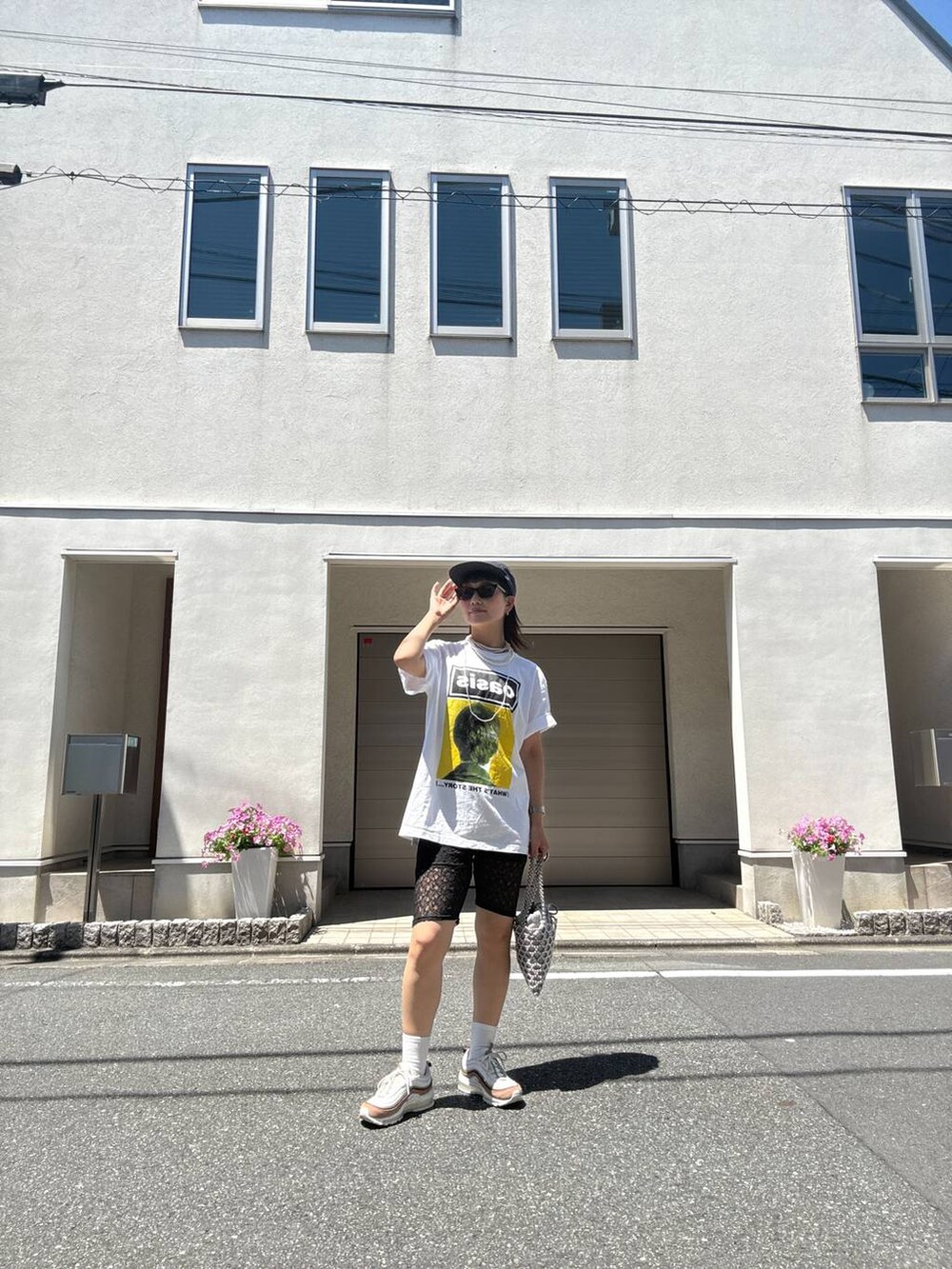 ブラック系のその他パンツ、ブラウン系のサングラスを着用したレディースの夏コーディネートの3枚目の写真