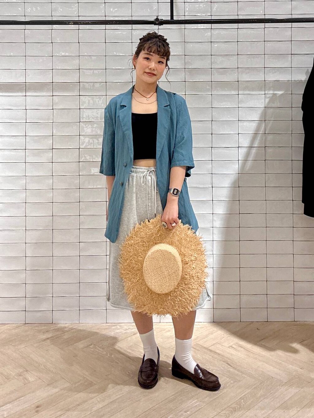 グリーン系のテーラードジャケット、グレー系のスウェットパンツ、ゴールド系のネックレスを着用したレディースの春コーディネートの4枚目の写真