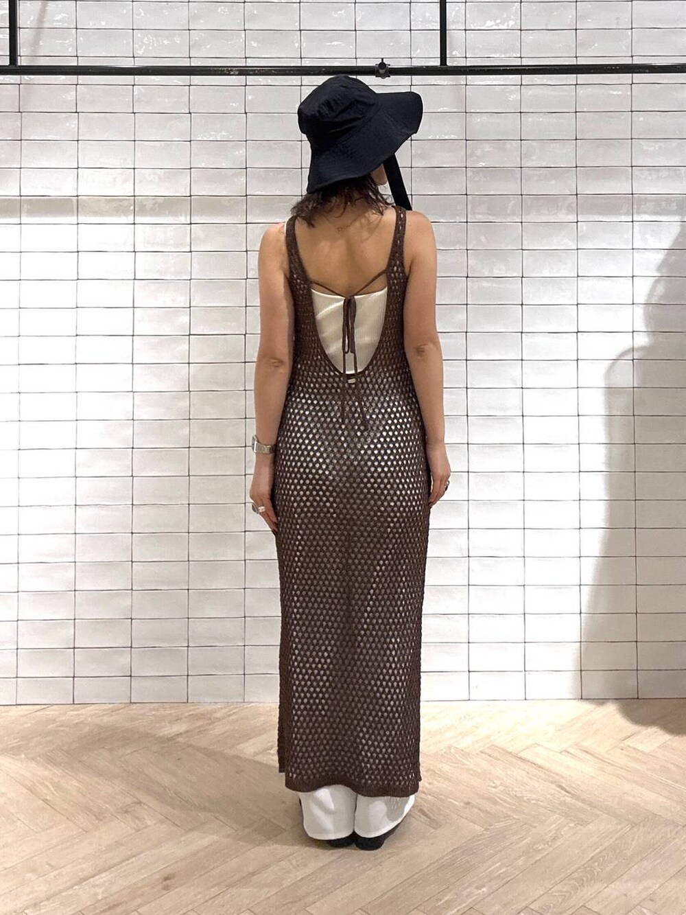 ブラック系のサンダル、ホワイト系のその他パンツ、ブラウン系のワンピースを着用したレディースの春コーディネートの3枚目の写真