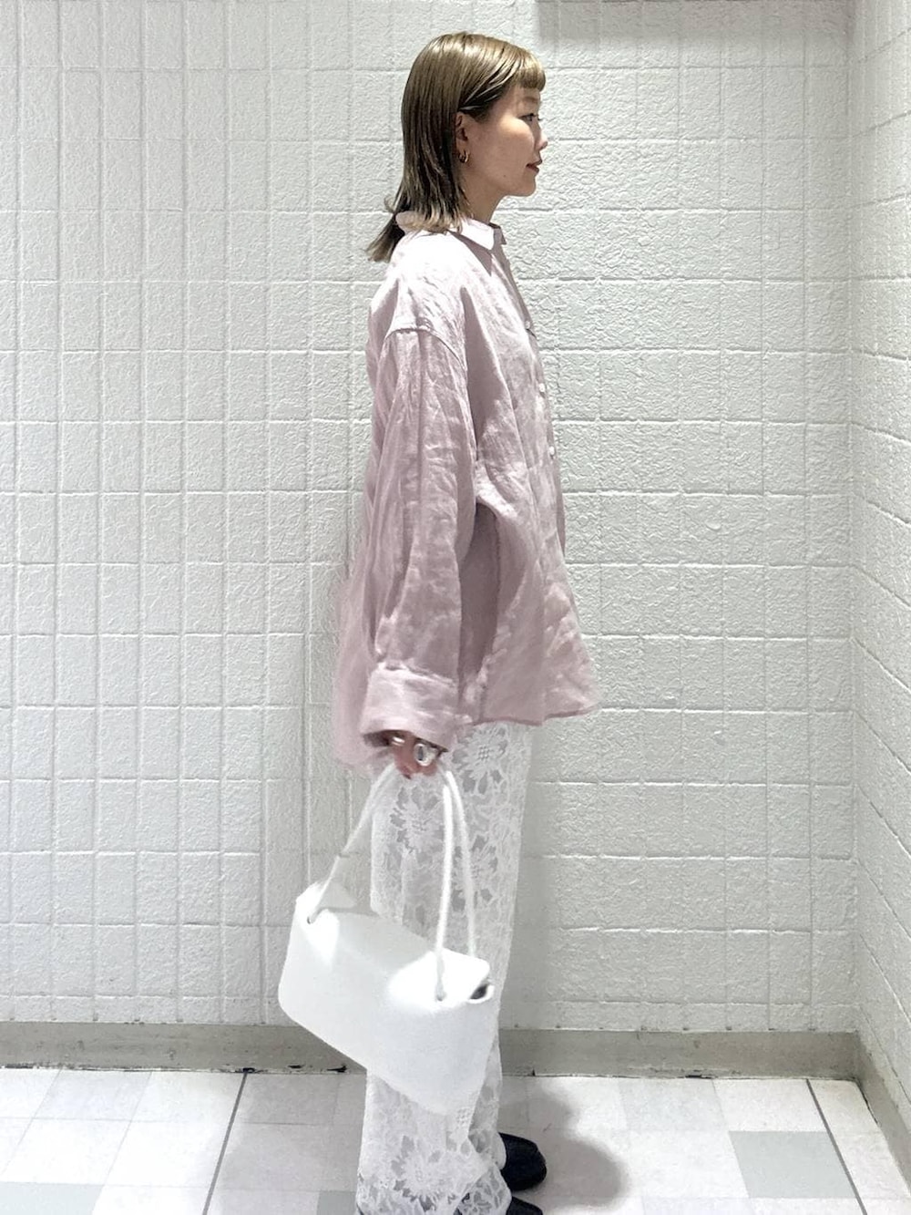 ピンク系のシャツ/ブラウス、ホワイト系のショルダーバッグ、ホワイト系のその他パンツを着用したレディースの春コーディネートの3枚目の写真