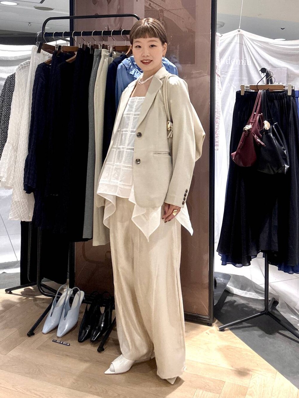 ホワイト系のその他パンツ、ベージュ系のノーカラージャケット、ホワイト系のシャツ/ブラウスを着用したレディースの春コーディネートの6枚目の写真