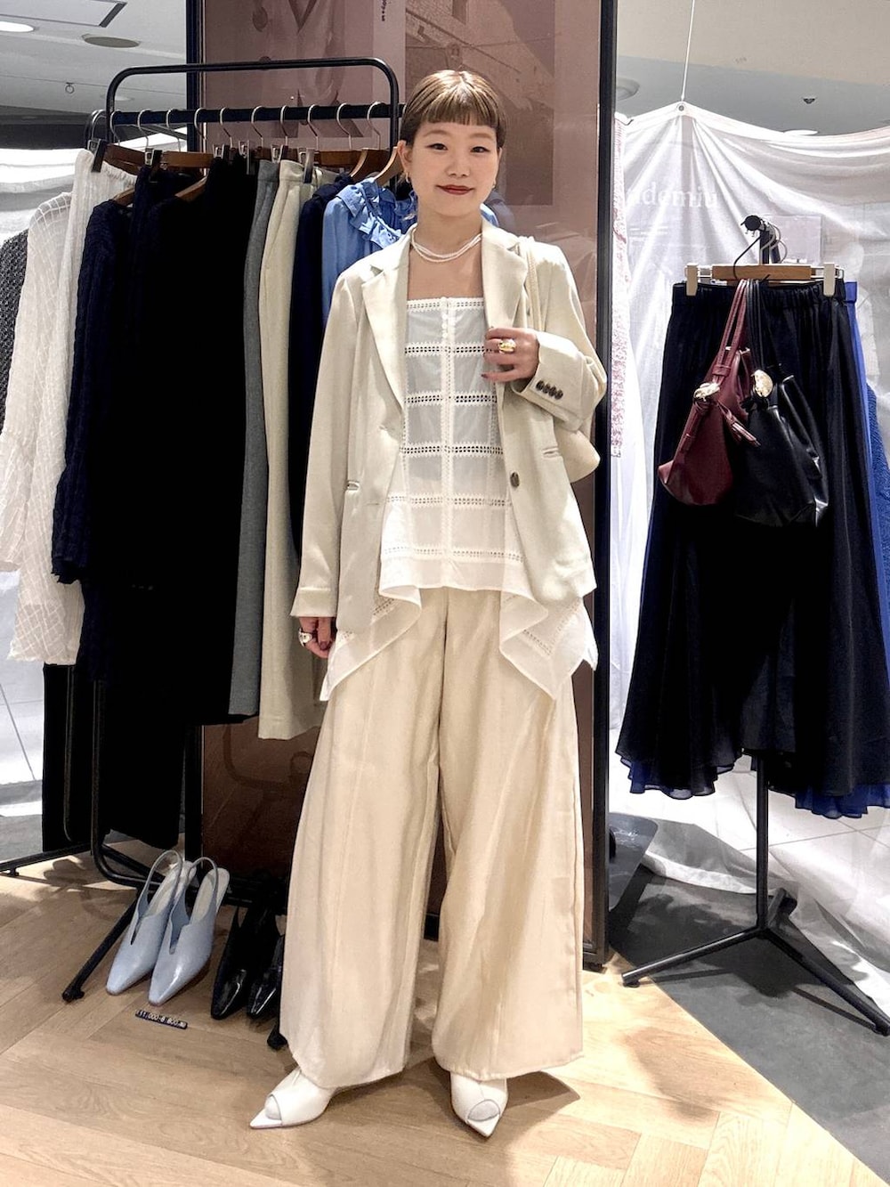 ホワイト系のその他パンツ、ベージュ系のノーカラージャケット、ホワイト系のシャツ/ブラウスを着用したレディースの春コーディネートの2枚目の写真