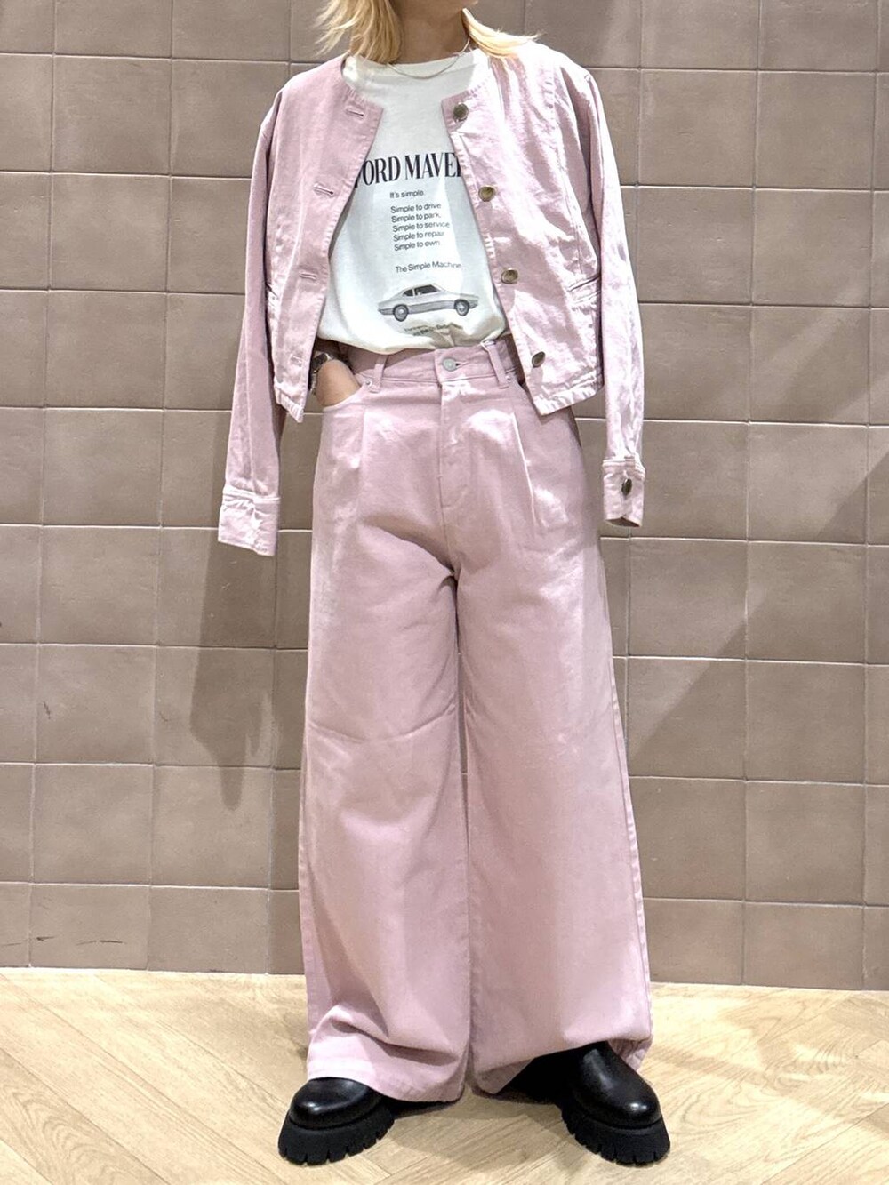 ブラック系のスリッポン、ホワイト系のTシャツ/カットソー、ピンク系のデニムパンツを着用したレディースの夏コーディネートの5枚目の写真