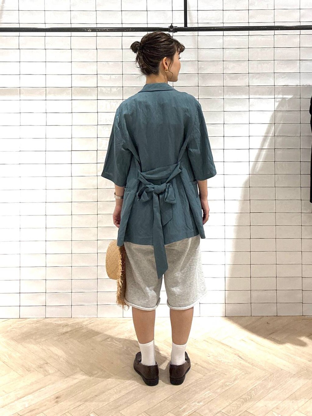 グリーン系のテーラードジャケット、グレー系のスウェットパンツ、ゴールド系のネックレスを着用したレディースの春コーディネートの3枚目の写真