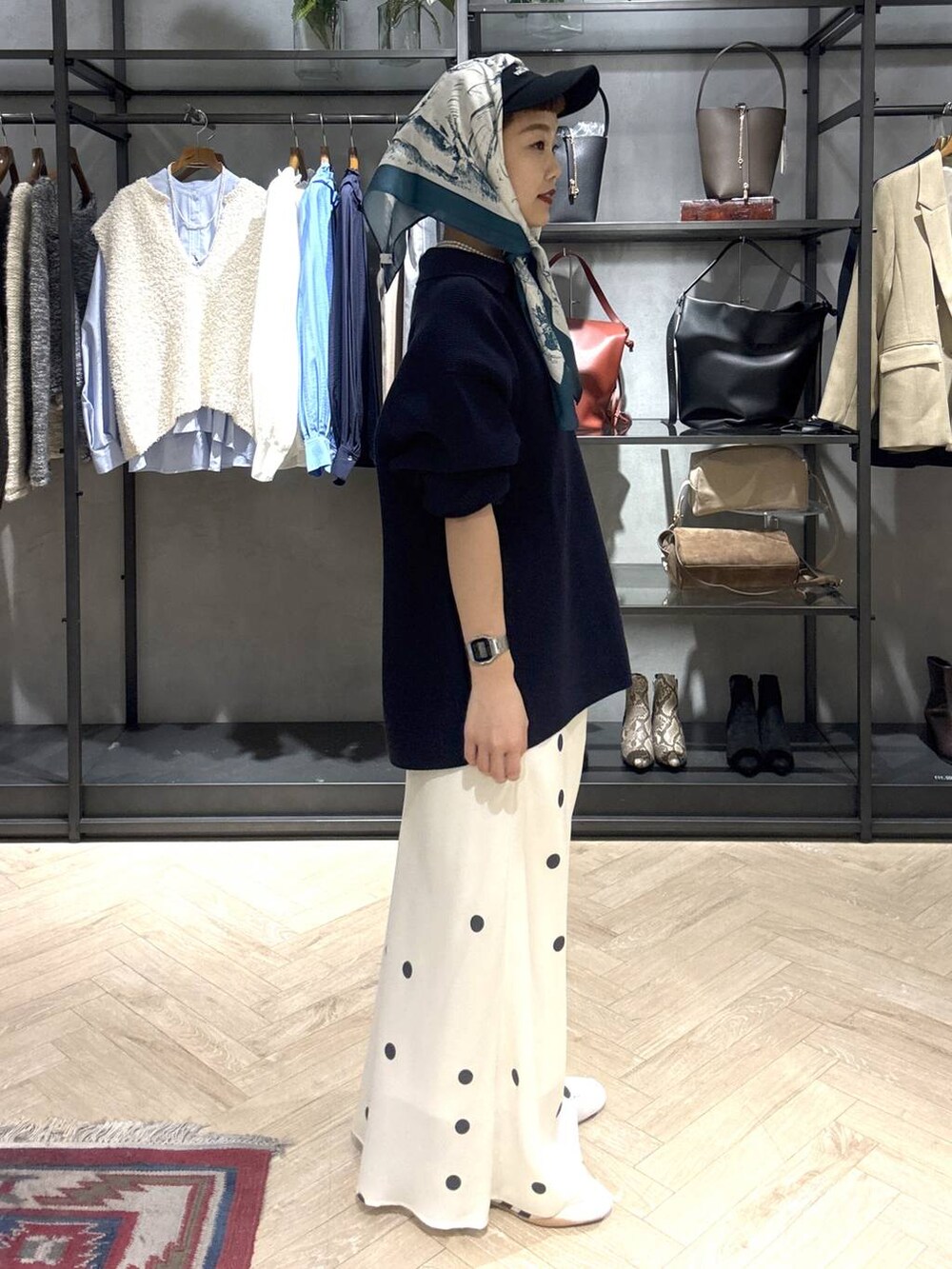 ホワイト系のスニーカー、ブルー系のニット/セーター、ホワイト系のスカートを着用したレディースの冬コーディネートの4枚目の写真