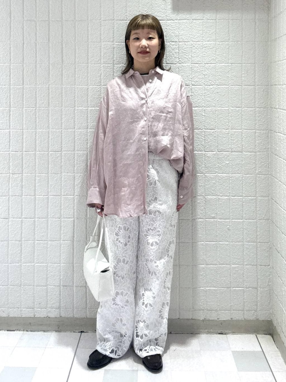 ピンク系のシャツ/ブラウス、ホワイト系のショルダーバッグ、ホワイト系のその他パンツを着用したレディースの春コーディネートの5枚目の写真