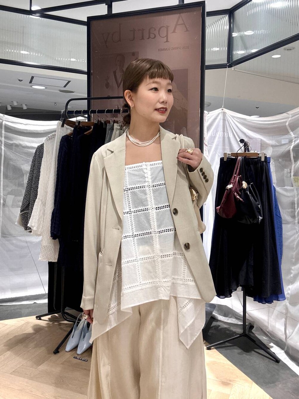 ホワイト系のその他パンツ、ベージュ系のノーカラージャケット、ホワイト系のシャツ/ブラウスを着用したレディースの春コーディネートの7枚目の写真