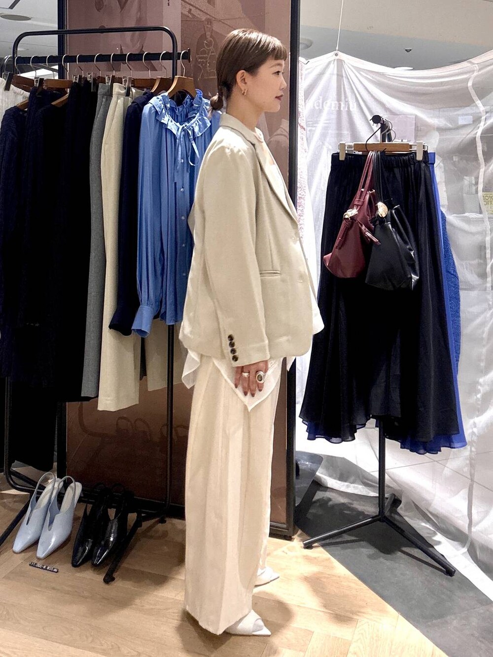 ホワイト系のその他パンツ、ベージュ系のノーカラージャケット、ホワイト系のシャツ/ブラウスを着用したレディースの春コーディネートの4枚目の写真