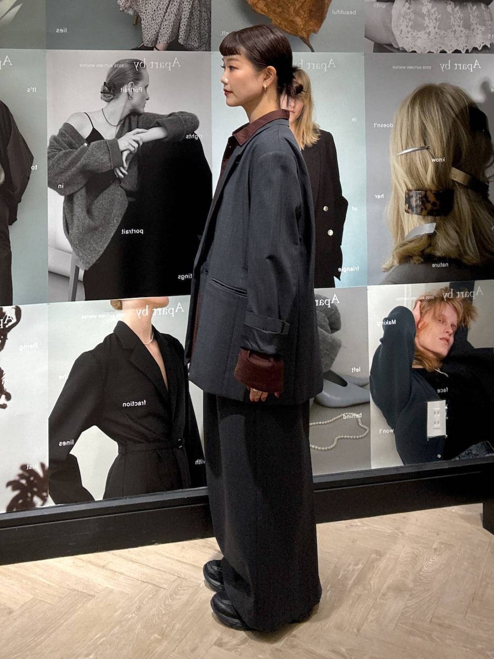 ブラック系のショルダーバッグ、グレー系のスカート、グレー系のテーラードジャケットを着用したレディースの秋コーディネートの3枚目の写真