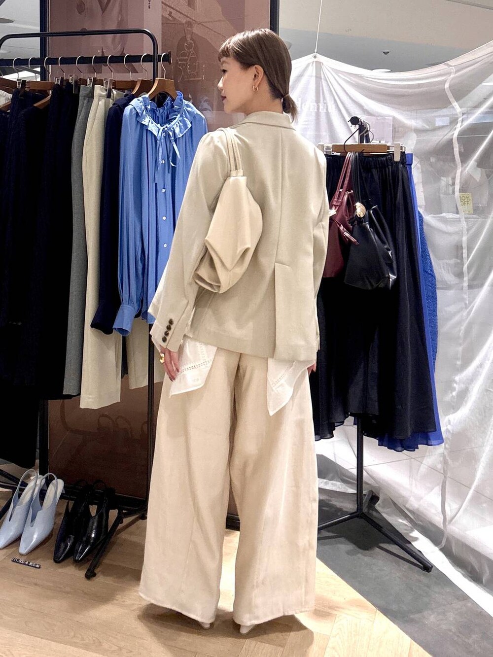 ホワイト系のその他パンツ、ベージュ系のノーカラージャケット、ホワイト系のシャツ/ブラウスを着用したレディースの春コーディネートの5枚目の写真