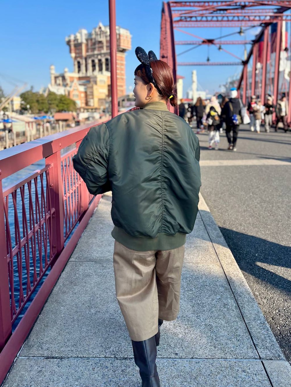 グリーン系のMA-1、ベージュ系のその他パンツを着用したレディースの冬コーディネートの3枚目の写真