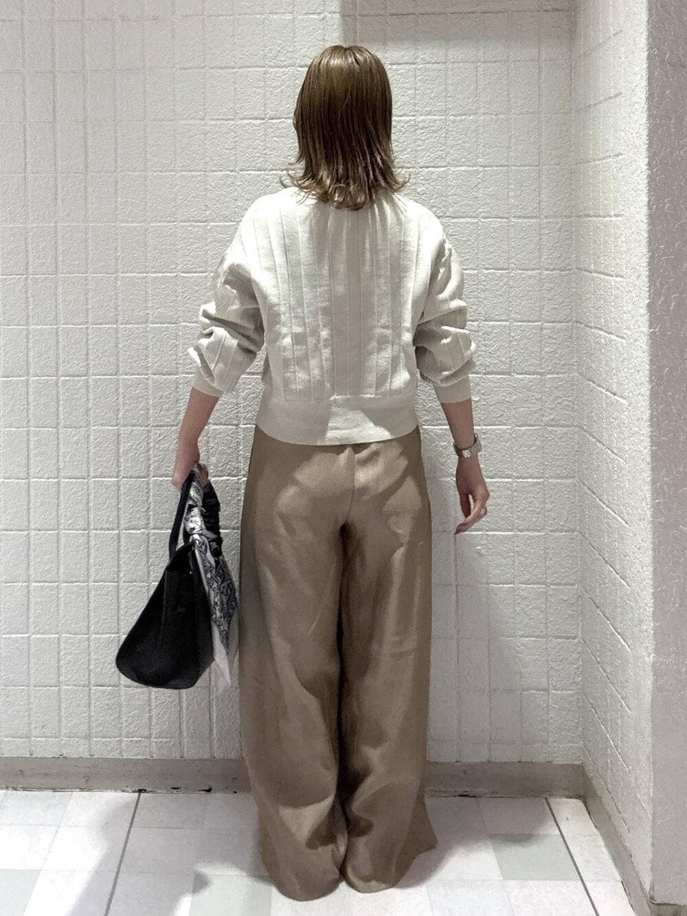 ホワイト系のカーディガン/ボレロ、ベージュ系のその他パンツ、ブラック系のショルダーバッグを着用したレディースの春コーディネートの5枚目の写真