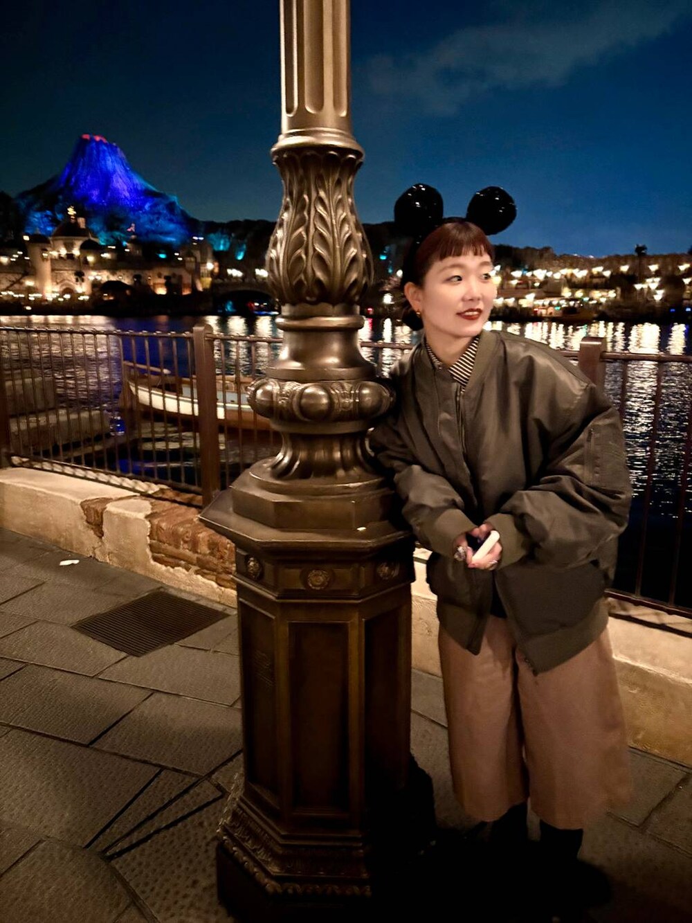 グリーン系のMA-1、ベージュ系のその他パンツを着用したレディースの冬コーディネートの4枚目の写真