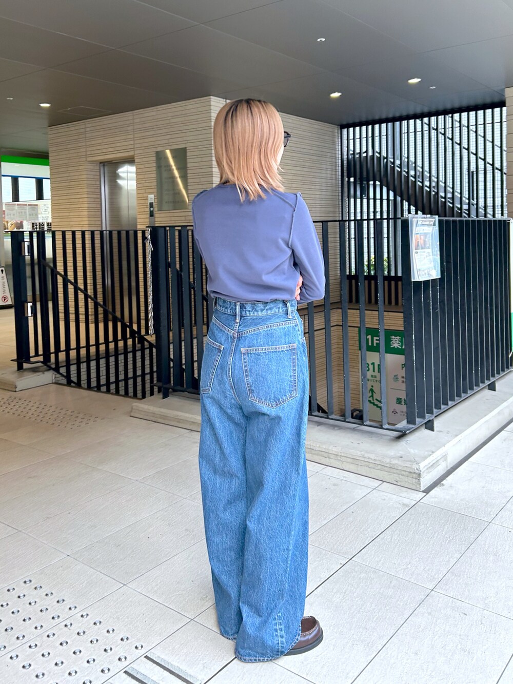 「デニム、秋コーデ、シンプルスタイル、秋服コーデ、オトナ女子、ワントーンコーデ、デニムパンツ、デニムコーデ、ワイドパンツ、ワイドデニム、ローファー、ロンT、カットソー、パープル」｜「BLACK BY MOUSSYのloose straight denim（ルーズストレートデニム）（デニムパンツ、ブルー系）」を使った、BLACKBYMOUSSY_staffさん（レディース・158cm）の秋コーディネートの2枚目の写真