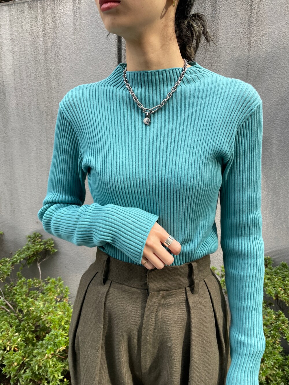 グリーン系のその他パンツ、ブラック系のデニムジャケット、ブルー系のニット/セーターを着用したレディースの冬コーディネートの3枚目の写真