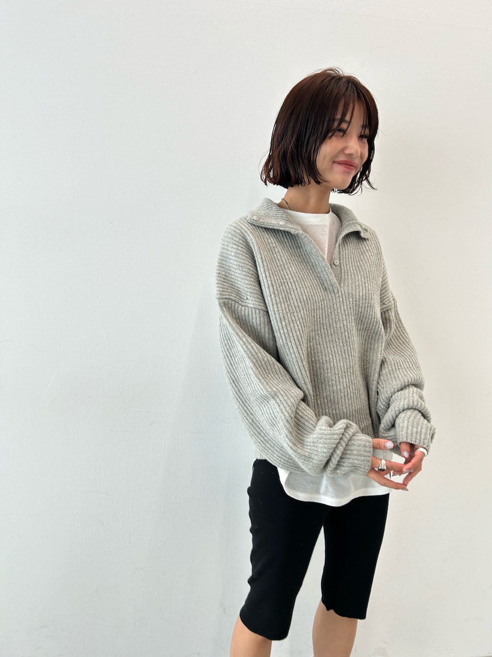 「スポーツミックス、秋コーデ、テーマパークコーデ、レギンス、ニット、レイヤードスタイル、ハーフパンツ、ハーフジップ、サイドゴアブーツ、ブーツ、秋冬コーデ、シンプル、オトナ女子、大人コーデ」｜「BLACK BY MOUSSYのhigh neck aze knit tops(ハイネックアゼニットトップス)（ニット/セーター、グレー系）」を使った、BLACKBYMOUSSY_staffさん（レディース・158cm）の秋コーディネートの2枚目の写真
