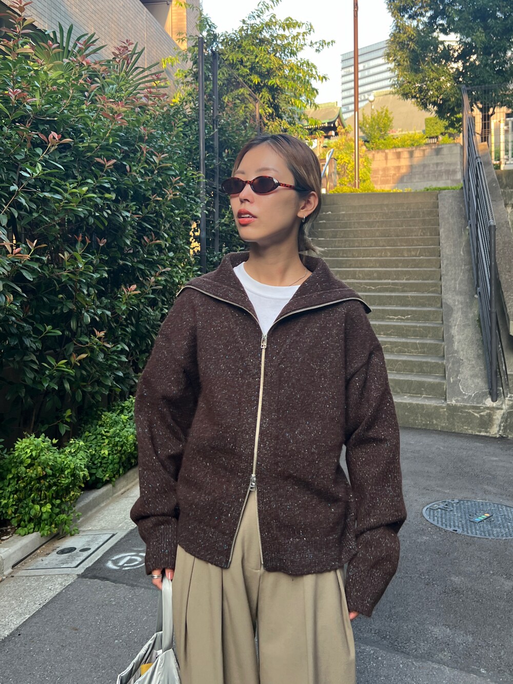 「オトナカジュアル、シンプルスタイル、休日スタイル、秋っぽコーデ更新中、カーディガン、ブラウン、ニットカーディガン、ワントーンコーデ」｜「BLACK BY MOUSSYのzip knit tops(ジップニットトップス)（ニット/セーター、ブラウン系）」を使った、BLACKBYMOUSSY_staffさん（レディース・158cm）の秋コーディネートの3枚目の写真