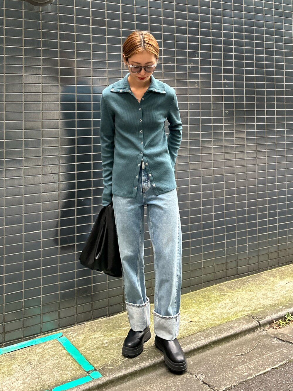 「デニム、秋コーデ、レイヤードスタイル、秋服コーデ、お出かけコーデ、秋服、シンプルコーデ、秋冬、秋服準備はじめました、ベスト」｜「BLACK BY MOUSSYのside gore boots(サイドゴアブーツ)（ブーツ、ブラック系）」を使った、BLACKBYMOUSSY_staffさん（レディース・158cm）の秋コーディネートの2枚目の写真