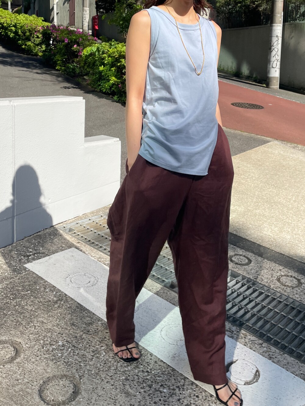 ブルー系のタンクトップ、ブラウン系のその他パンツを着用したレディースの夏コーディネートの2枚目の写真